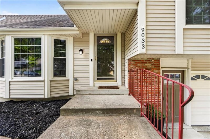9033 Greenway Ln, Lenexa, KS 66215