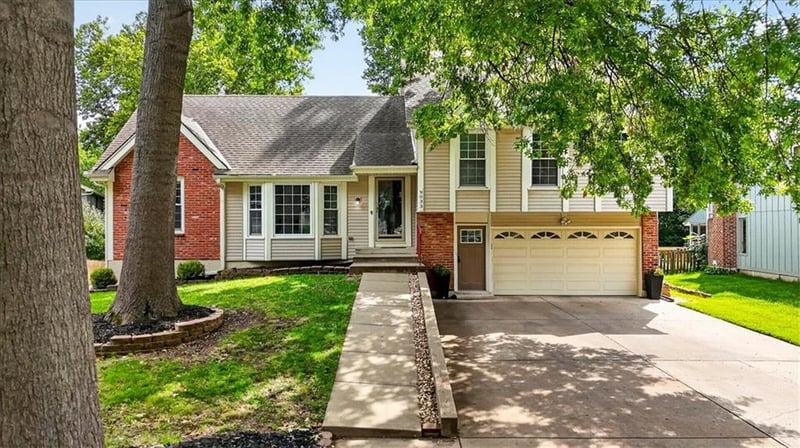 9033 Greenway Ln, Lenexa, KS 66215