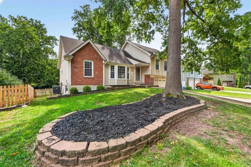 9033 Greenway Ln, Lenexa, KS 66215