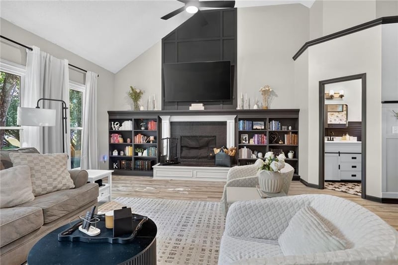16122 S Stagecoach Dr, Olathe, KS 66062
