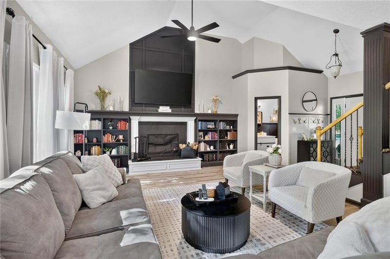 16122 S Stagecoach Dr, Olathe, KS 66062