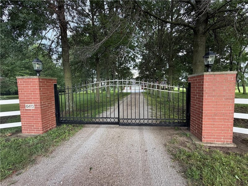 10423 Ridgeview Ave, Liberty, MO 64068