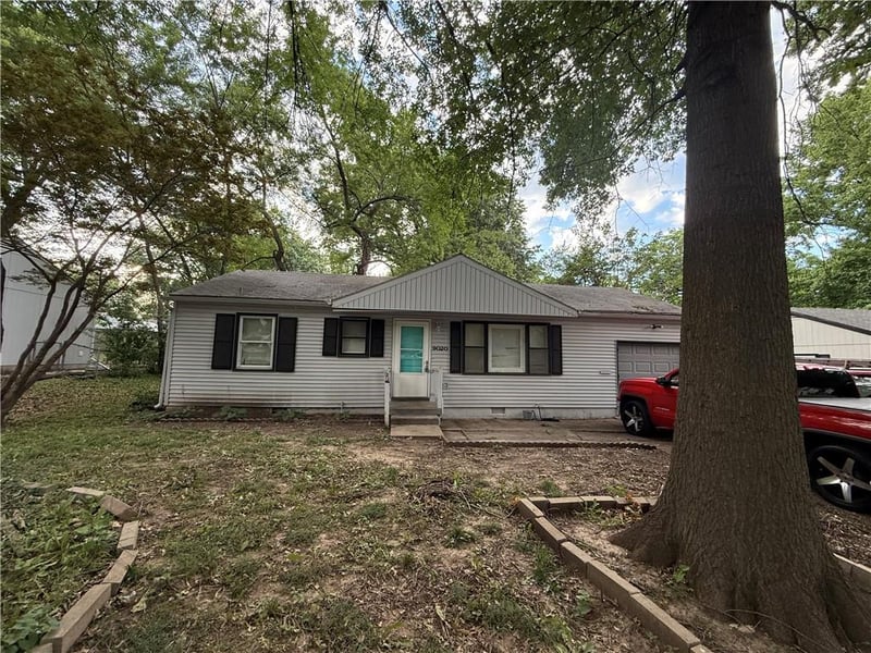 9020 E 74th Ter, Raytown, MO 64133