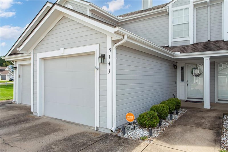 5743 NW Plantation Ln #197-B, Lee's Summit, MO 64064