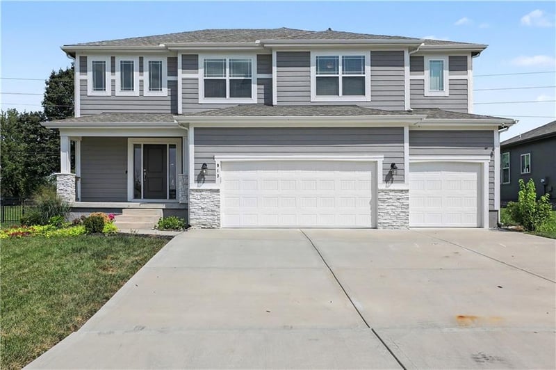 913 NE Ravenwood Ter, Lee's Summit, MO 64086