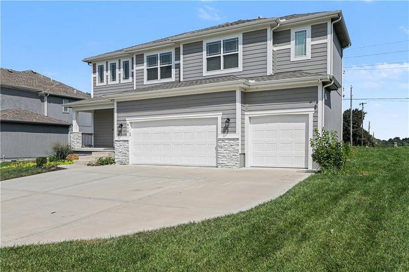 913 NE Ravenwood Ter, Lee's Summit, MO 64086