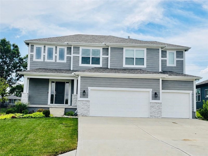 913 NE Ravenwood Ter, Lee's Summit, MO 64086