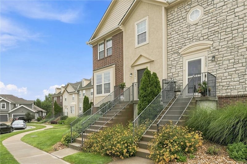 12321 S Tallgrass Dr, Olathe, KS 66061
