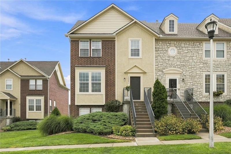 12321 S Tallgrass Dr, Olathe, KS 66061