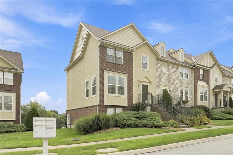 12321 S Tallgrass Dr, Olathe, KS 66061