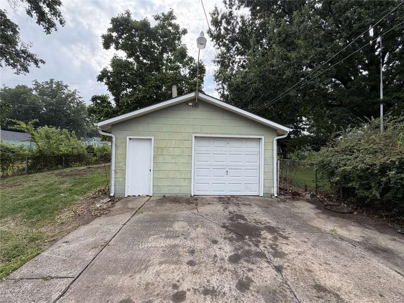810 S Raymond St, Independence, MO 64050