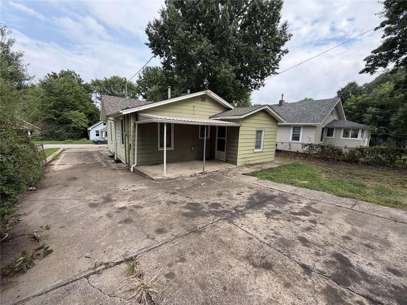 810 S Raymond St, Independence, MO 64050