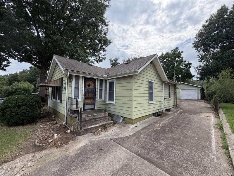 810 S Raymond St, Independence, MO 64050