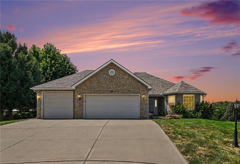 301 Prairie Rose Cir, Smithville, MO 64089