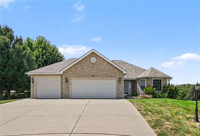301 Prairie Rose Cir, Smithville, MO 64089