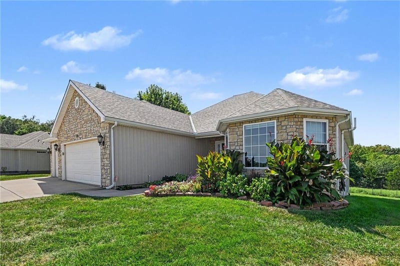 301 Prairie Rose Cir, Smithville, MO 64089