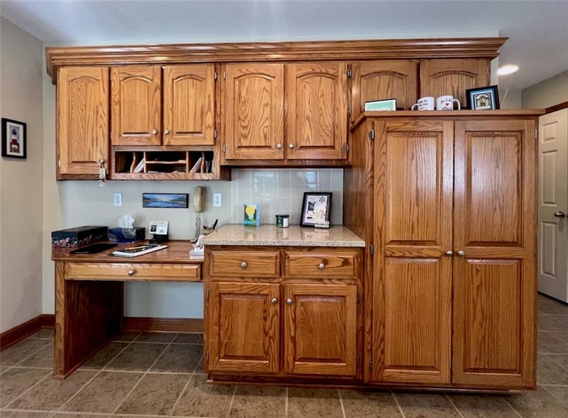 3807 Hunters Hill Dr, Lawrence, KS 66049