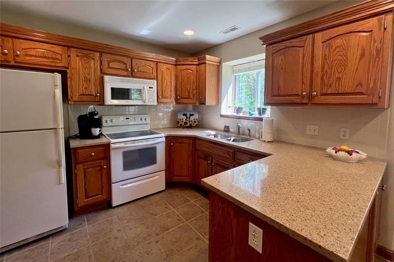 3807 Hunters Hill Dr, Lawrence, KS 66049