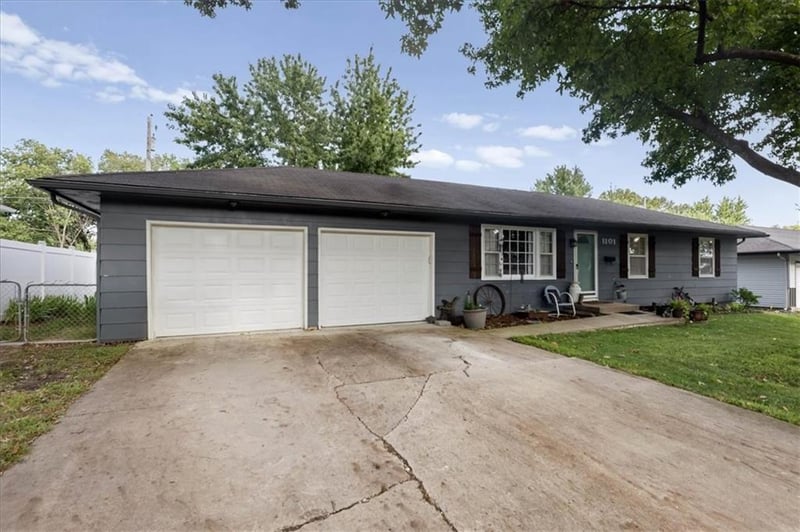 1101 S Highland Dr, Harrisonville, MO 64701