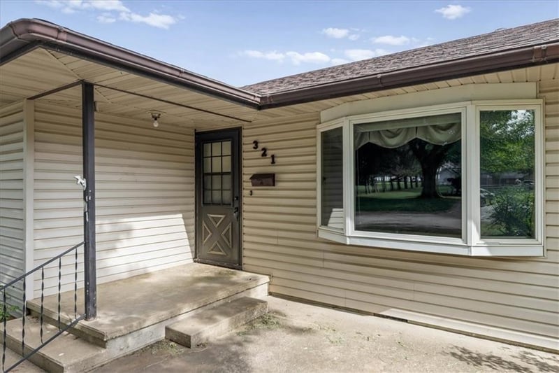 321 Kaw Ave, Garnett, KS 66032