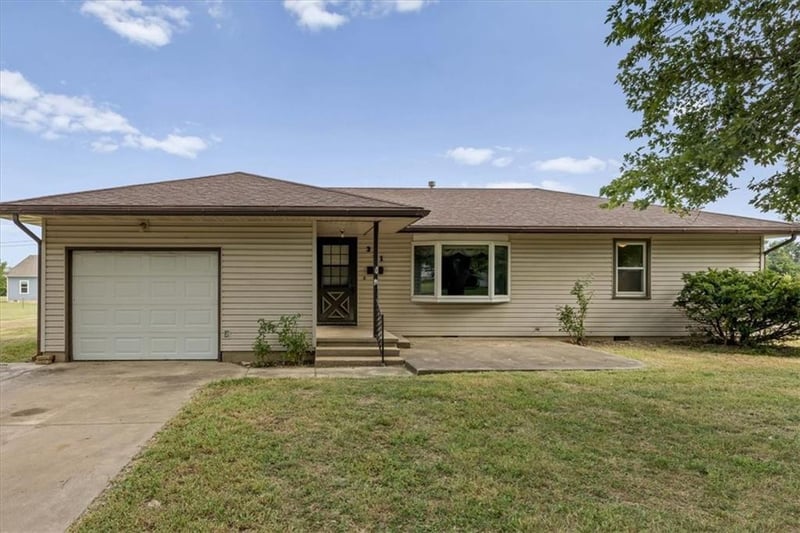 321 Kaw Ave, Garnett, KS 66032