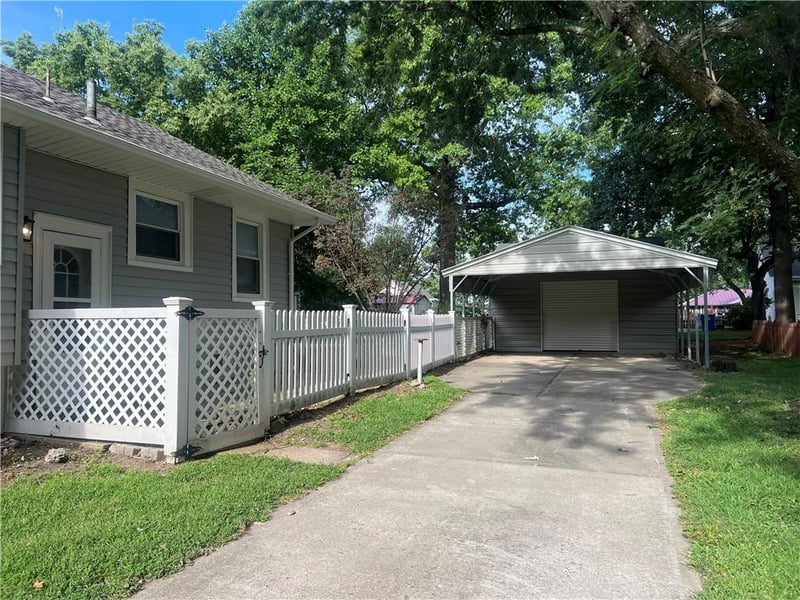 505 S 2nd St, Odessa, MO 64076