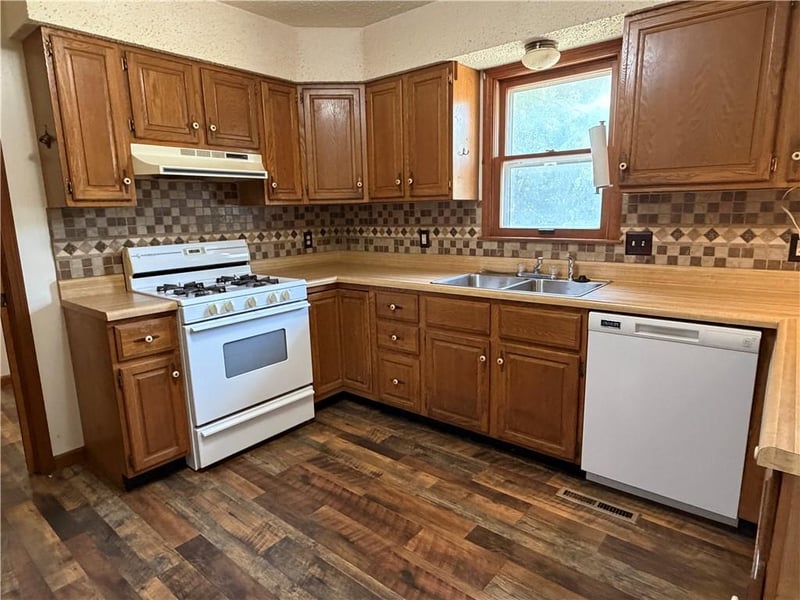 916 E 8th St, Cherryvale, KS 67335