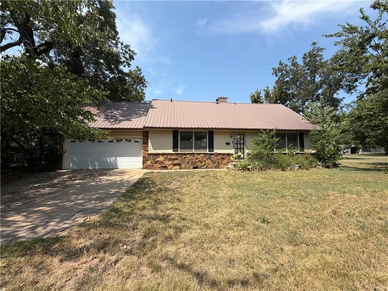 916 E 8th St, Cherryvale, KS 67335