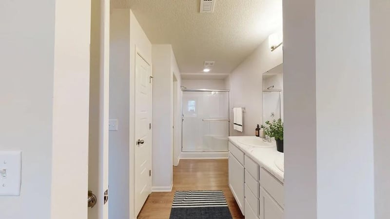 410 Valley View Dr, Tonganoxie, KS 66086