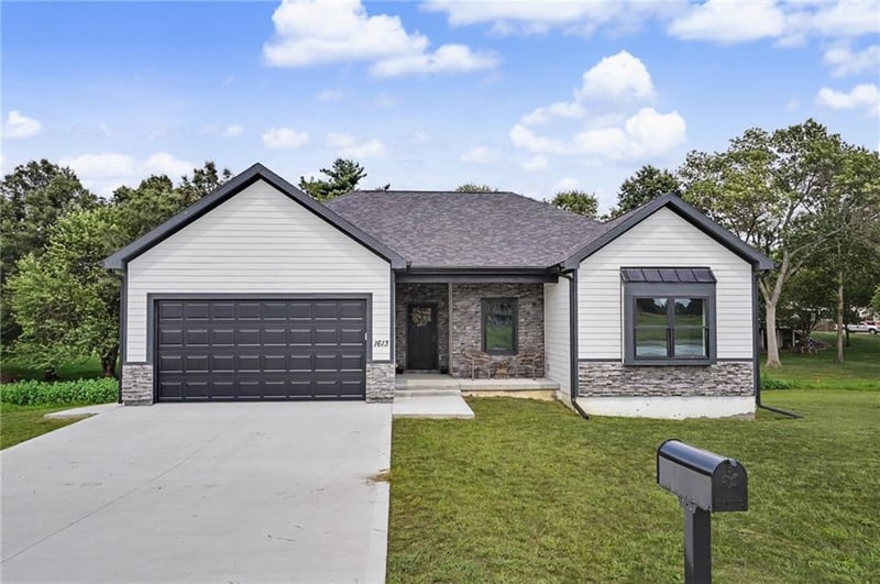 1613 S Ash Ct, Ottawa, KS 66067