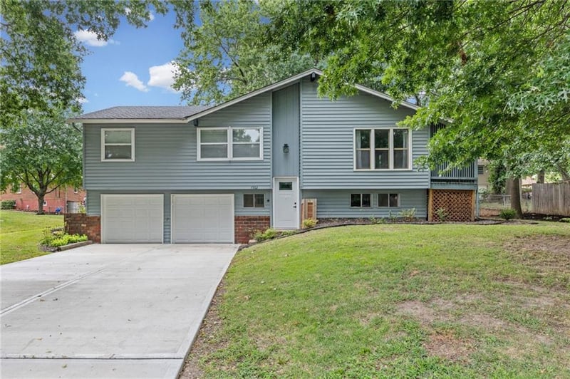 7302 N Woodland Ave, Gladstone, MO 64118