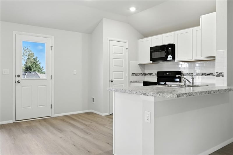 441 Valley View Dr, Tonganoxie, KS 66086