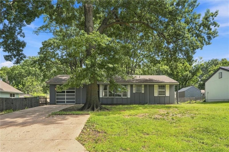 8725 Larsen St, Overland Park, KS 66214