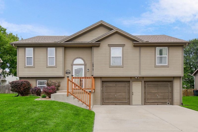10915 N Skiles Ct, Kansas City, MO 64157