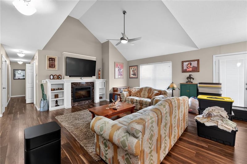 512 E Cheyenne St, Gardner, KS 66030