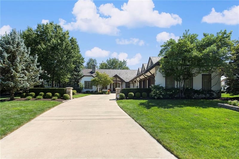 3849 W 139th Ter, Leawood, KS 66224
