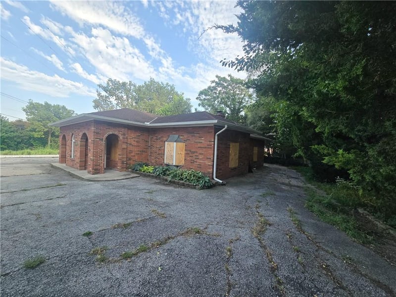 321 W Broadway Ave, Excelsior Springs, MO 64024