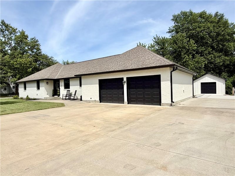 1107 Country Club Dr, Butler, MO 64730