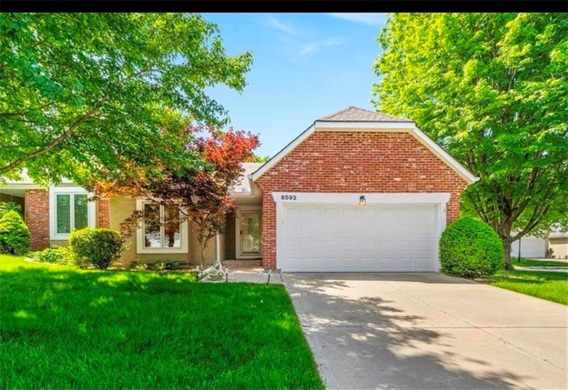 8592 Caenen Lake Ct, Lenexa, KS 66215