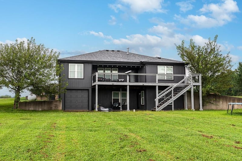 10037 Greenview Dr, Meriden, KS 66512