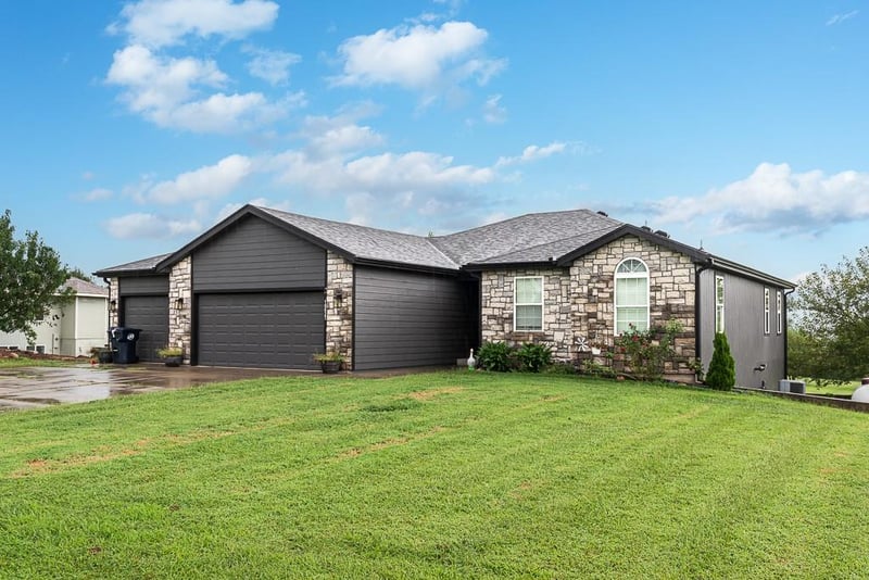 10037 Greenview Dr, Meriden, KS 66512