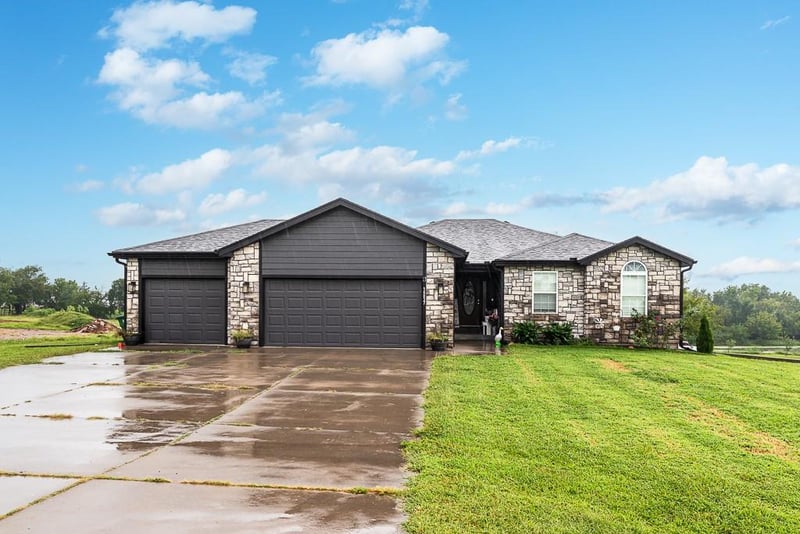 10037 Greenview Dr, Meriden, KS 66512