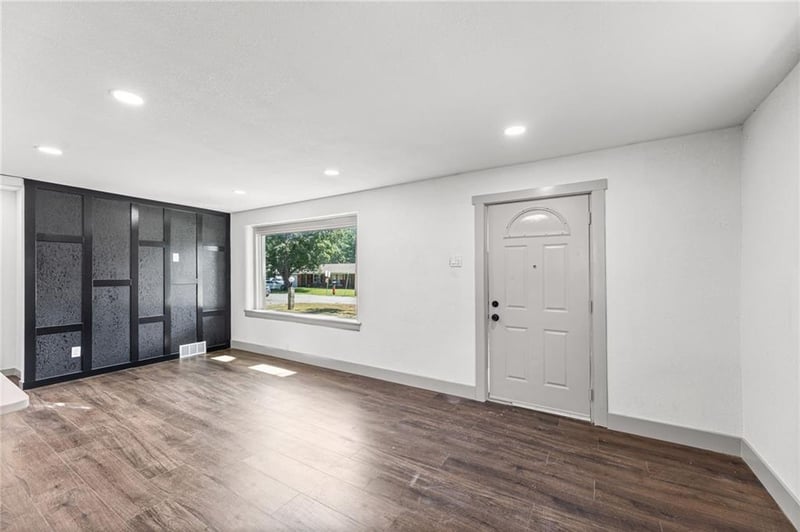 8716 E 74th St, Kansas City, MO 64133