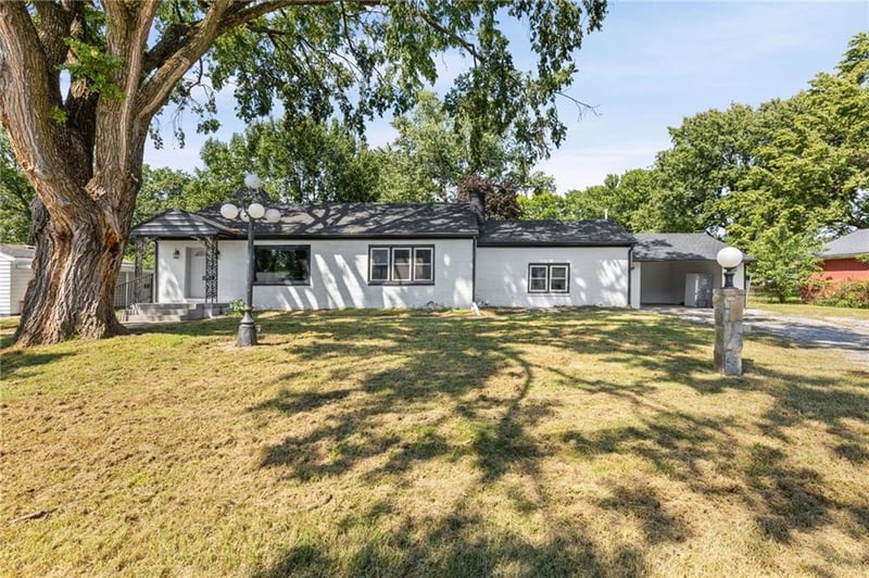 8716 E 74th St, Kansas City, MO 64133