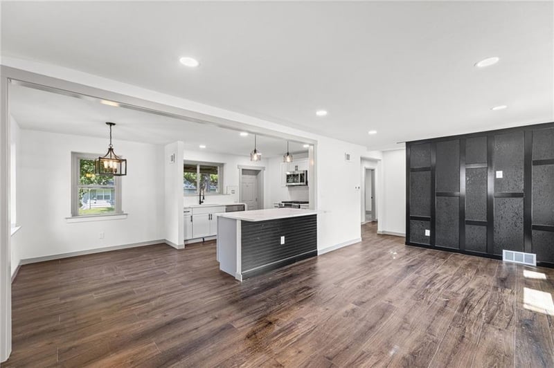 8716 E 74th St, Kansas City, MO 64133