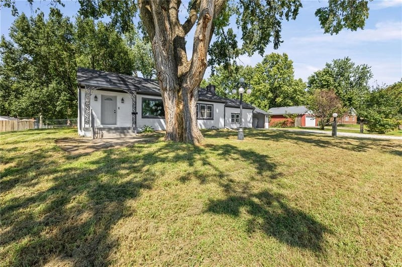 8716 E 74th St, Kansas City, MO 64133