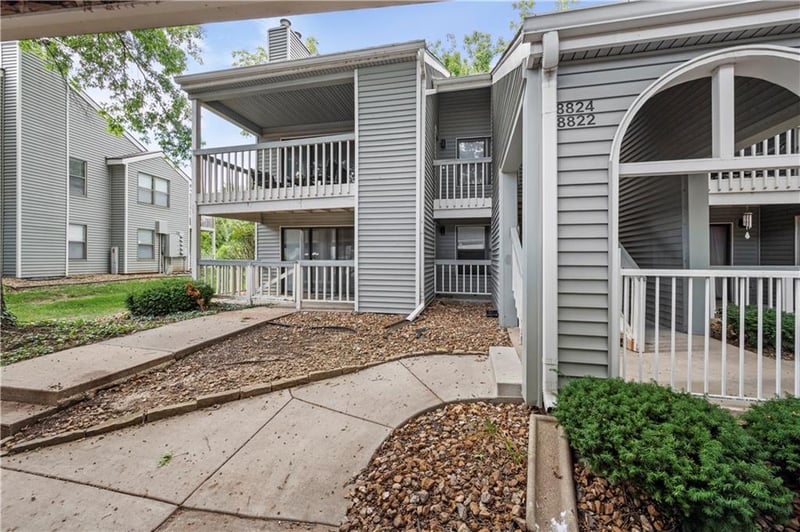 8824 W 106th Ter, Overland Park, KS 66212