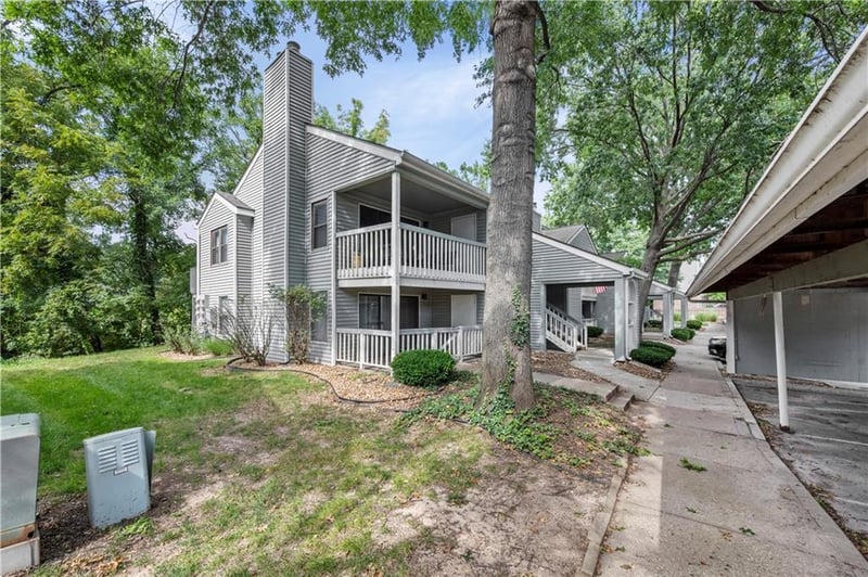 8824 W 106th Ter, Overland Park, KS 66212