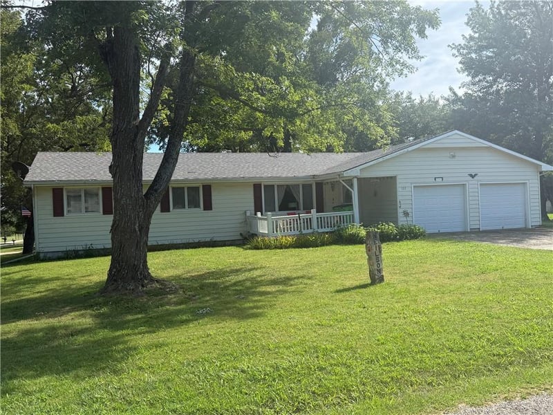 122 E 2nd St, Pomona, KS 66076