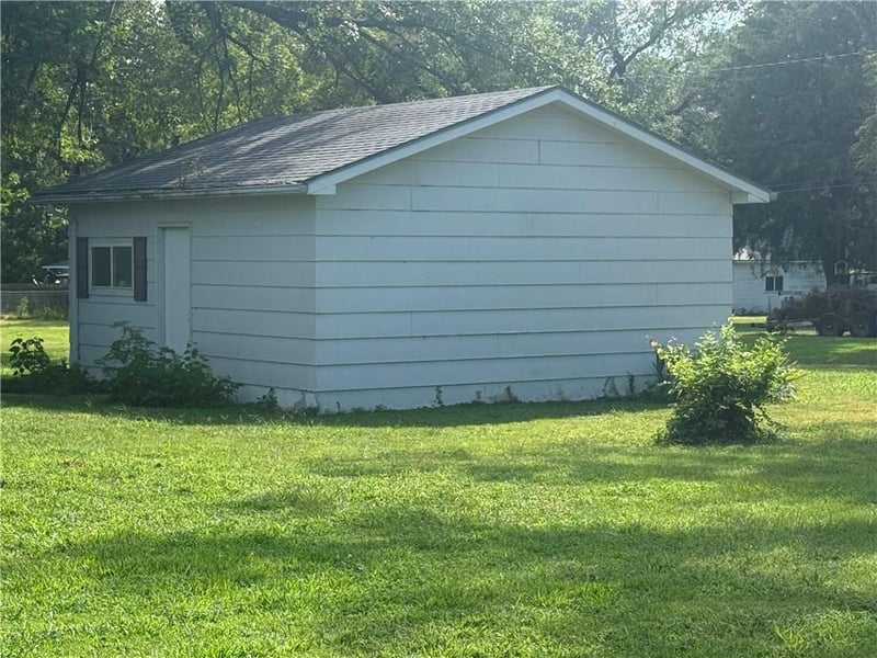 122 E Second St, Pomona, KS 66076